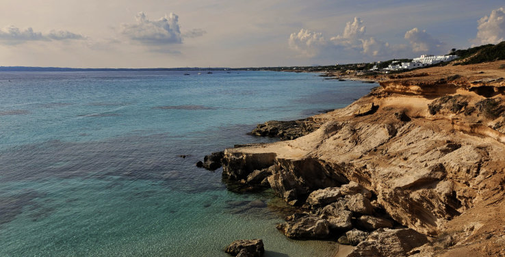 Destinations Formentera : paysage côtier sauvage et eaux cristallines pour un voyage bien-être aux Baléares.